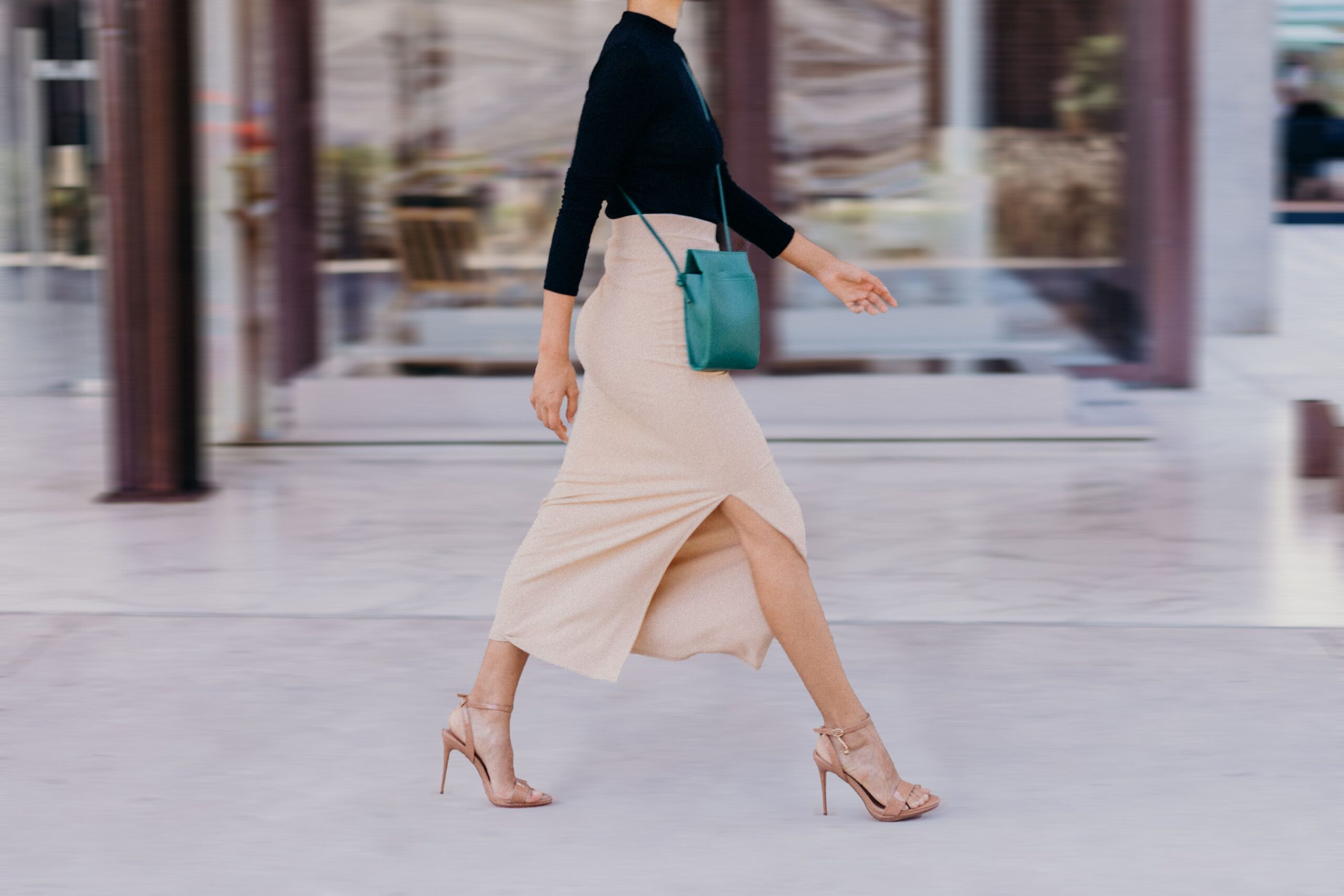 Mujer caminando con confianza, Centro Médico del Pie Dra. Rita Rottier