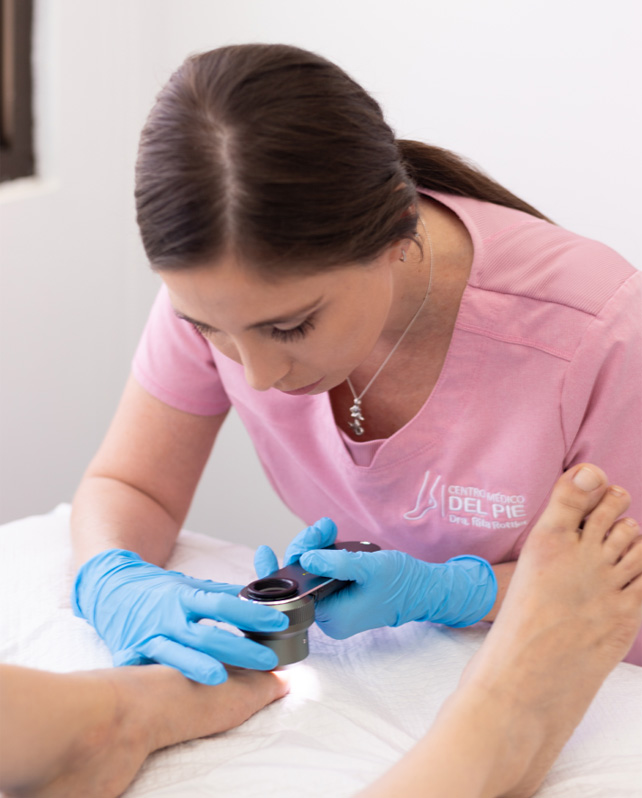Dra. Rita Rottier examinando un pie en el Centro Médico del Pie Dra. Rita Rottier - Los mejores podólogos en Costa Rica